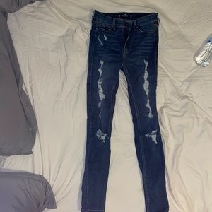 holister ripped high waisted jeans!